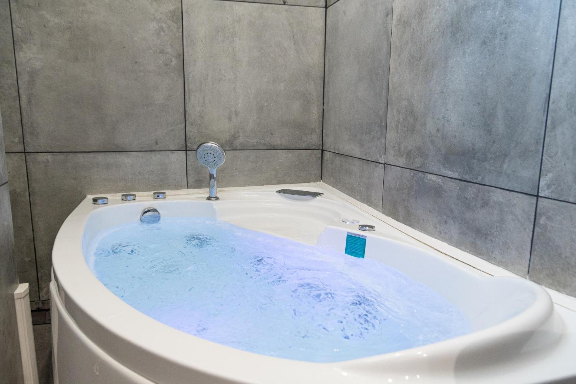 Lavie Maison Eiffel Ac Hot Tub Paris Exterior foto